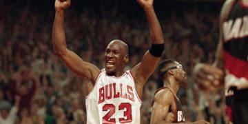 Michael Jordan llora de felicidad al inaugurar una clínica en Charlotte