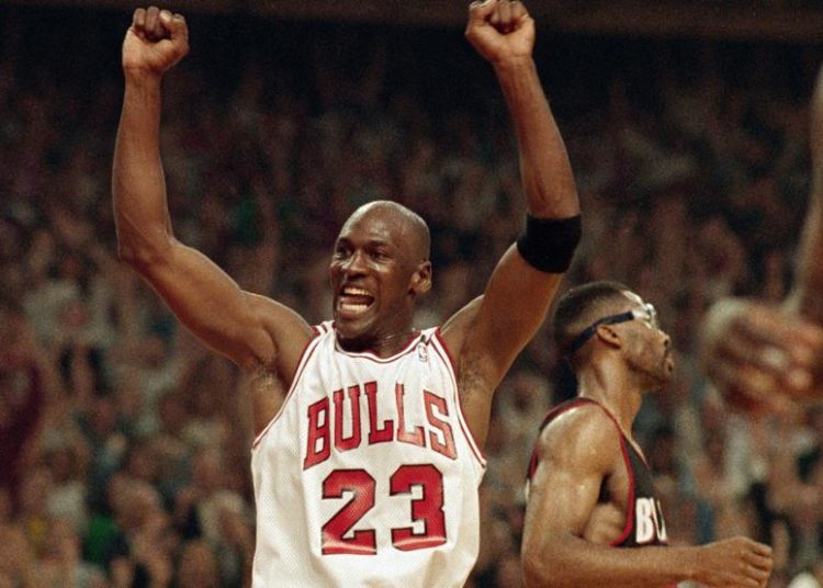 Michael Jordan llora de felicidad al inaugurar una clínica en Charlotte
