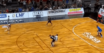 Jugador noqueó a su rival con una brutal patada