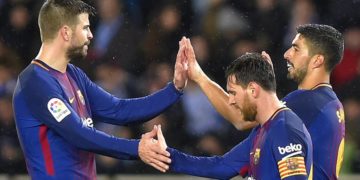 La broma de Luis Suárez a Gerard Piqué durante una concentración del Barcelona