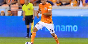 Hurtan pertenencias a Darwin Cerén tras partido de la Selecta