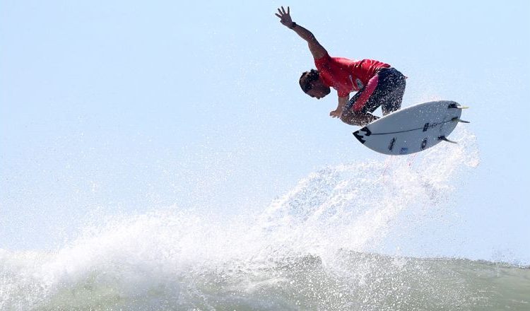 Bryan Pérez ganó la categoría Open del Circuito Nacional de surf