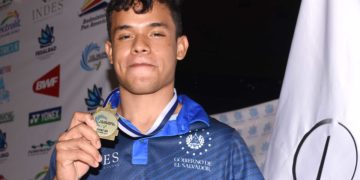 Uriel Canjura gana histórica medalla de oro en open internacional de bádminton