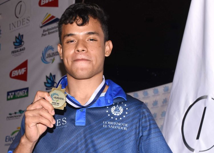 Uriel Canjura gana histórica medalla de oro en open internacional de bádminton
