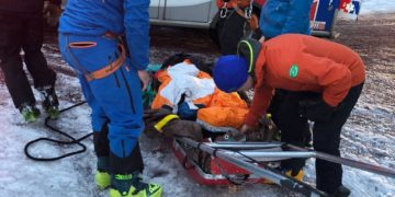 Rescatan con vida a joven que cayó desde una pendiente de 150 metros