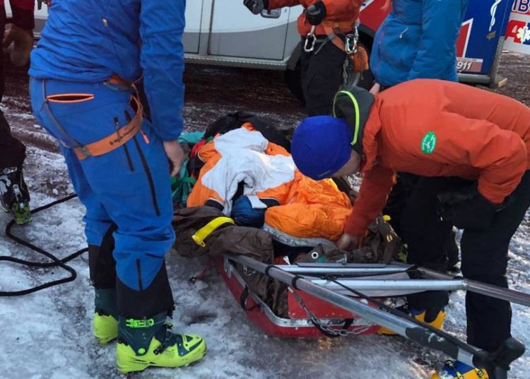 Rescatan con vida a joven que cayó desde una pendiente de 150 metros