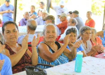 Gobierno festeja fin de año con adultos mayores de comunidades de Apopa