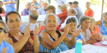 Gobierno festeja fin de año con adultos mayores de comunidades de Apopa