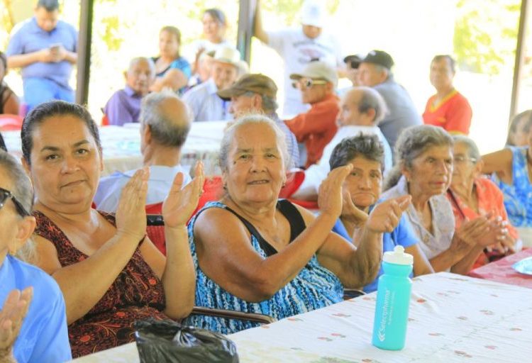 Gobierno festeja fin de año con adultos mayores de comunidades de Apopa