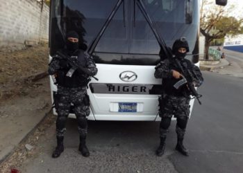 Policías tácticos custodian traslado de reos entre penales de San Vicente y Usulután