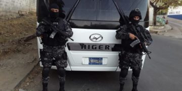 Policías tácticos custodian traslado de reos entre penales de San Vicente y Usulután