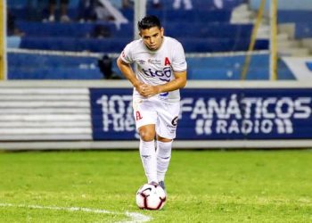 Álex Larín calienta la final entre albos y tigrillos