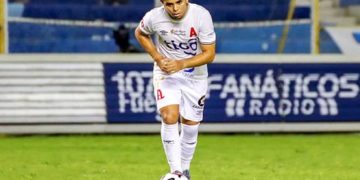 Álex Larín calienta la final entre albos y tigrillos