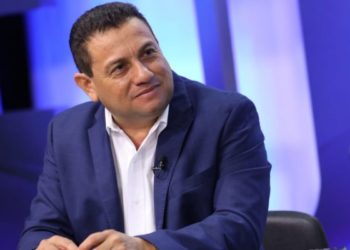 Rolando Castro hace duros reclamos al FMLN por adjudicarse los resultados de la gira del presidente Bukele por China