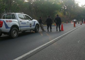 Abandonan el cadáver de una mujer sobre autopista Comalapa