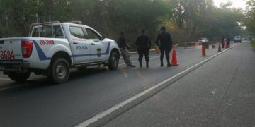 Abandonan el cadáver de una mujer sobre autopista Comalapa