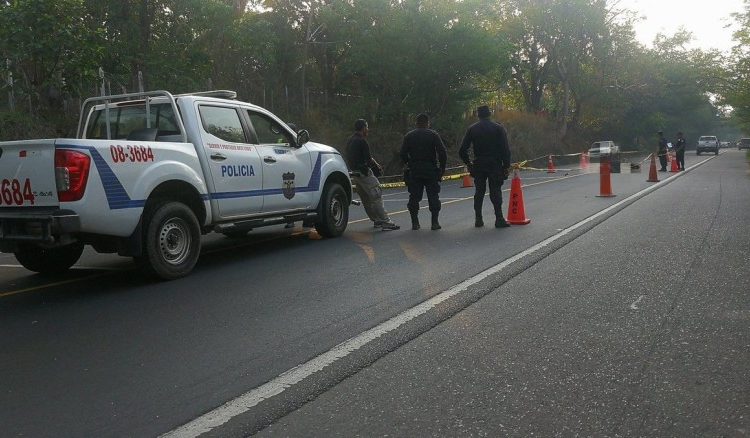 Abandonan el cadáver de una mujer sobre autopista Comalapa