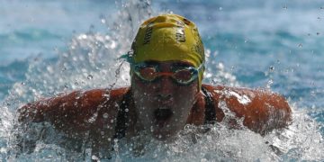 Atleta embarazada se prepara para nadar 44 kilómetros en 15 horas