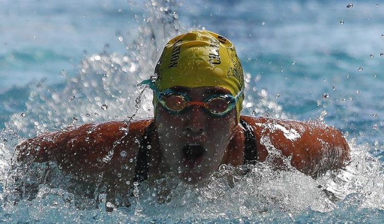 Atleta embarazada se prepara para nadar 44 kilómetros en 15 horas