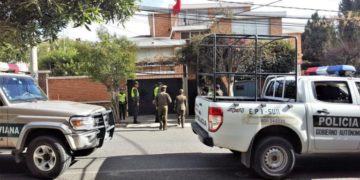 Varios exfuncionarios bolivianos se refugian en embajada de México