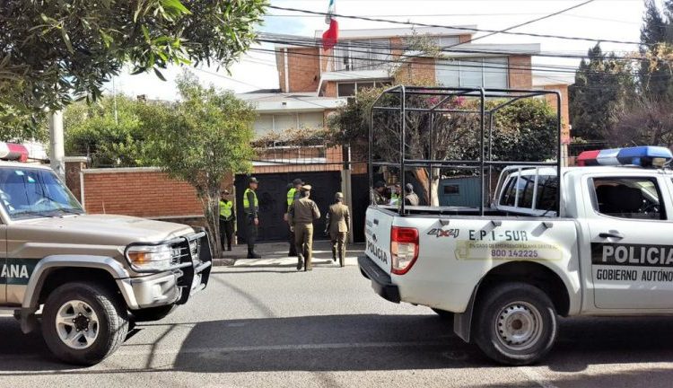 Varios exfuncionarios bolivianos se refugian en embajada de México