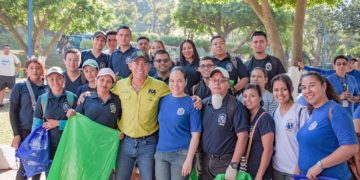 Koky Aguilar presidente del FONAES se siente satisfecho por la jornada de limpieza que realizarón en Río Acelhuate