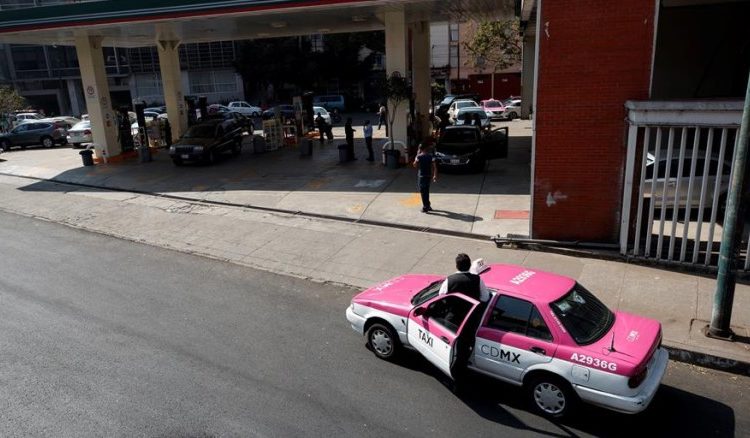 Revelan mafia de transportistas que asalta a migrantes en norte de México