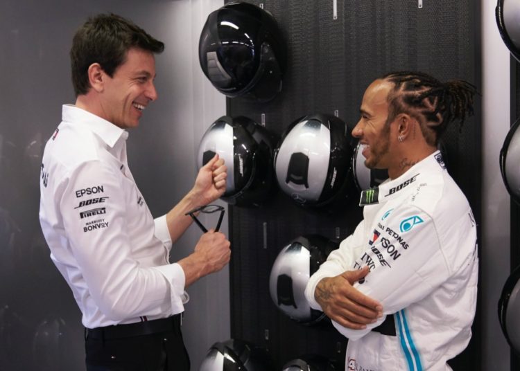 Mercedes analiza otras opciones además de Hamilton para el futuro
