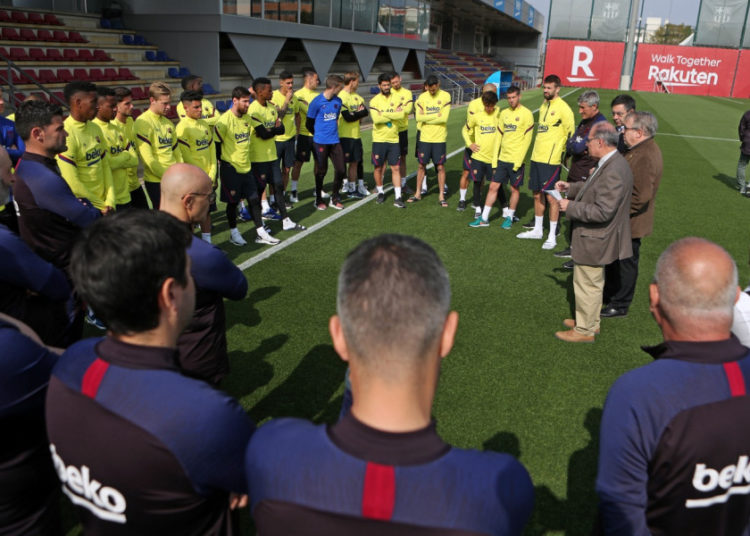 Barcelona busca reducir el salario de los jugadores