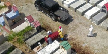 En Ecuador se acumulan los cuerpos y crece el temor a que la cifra siga en aumento