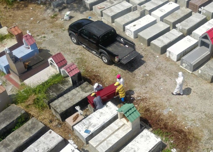En Ecuador se acumulan los cuerpos y crece el temor a que la cifra siga en aumento