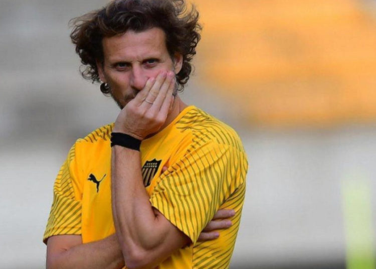 Diego Forlán se niega a renunciar a su salario