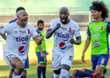 Oswaldo Blanco y Maxi Freitas seguirán en Alianza