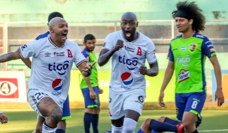 Oswaldo Blanco y Maxi Freitas seguirán en Alianza