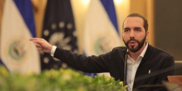 Cierre total de negocios y todas las personas en sus casas en Puerto de La Libertad