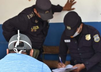 Sala ordena llevar a casa a menor de edad retenido por policías y militares