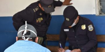 Sala ordena llevar a casa a menor de edad retenido por policías y militares