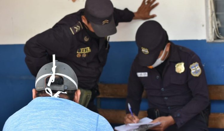 Sala ordena llevar a casa a menor de edad retenido por policías y militares