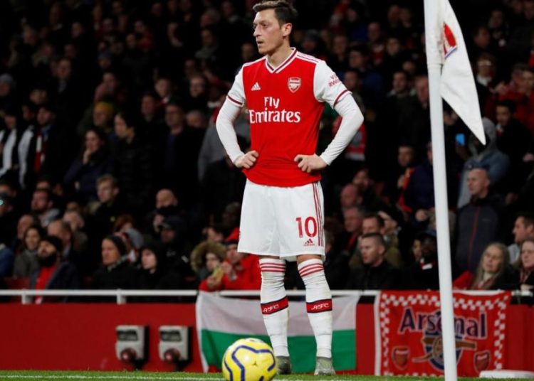 Özil no acepta la rebaja salarial del Arsenal