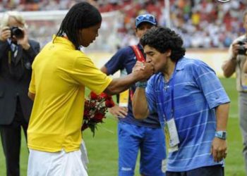 Maradona: «Ronaldinho no es un delincuente»