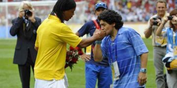 Maradona: «Ronaldinho no es un delincuente»