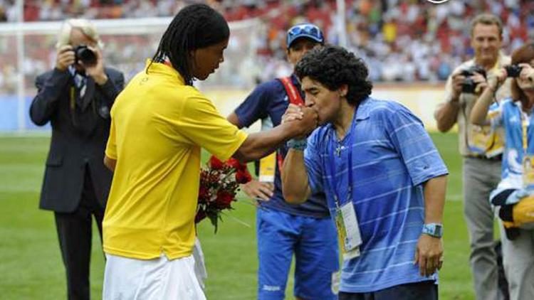 Maradona: «Ronaldinho no es un delincuente»