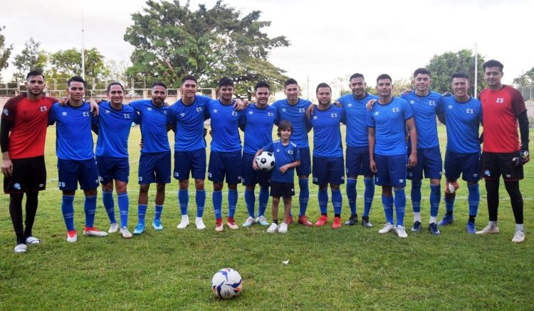 Futbolistas salvadoreños se unen para ayudar a 1,000 familias afectadas por la crisis