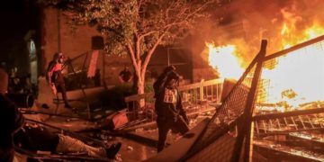Siete heridos de bala y una sede policial quemada durante protestas en EEUU