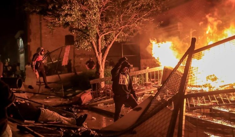 Siete heridos de bala y una sede policial quemada durante protestas en EEUU