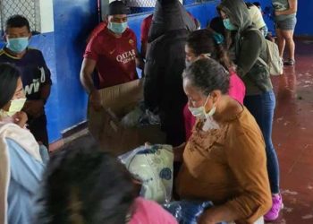 Fesfut dona uniformes de la Selecta a albergues