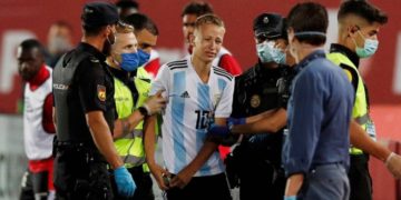 La Liga interpondrá acciones penales a espontáneo que quiso hacerse foto con Messi