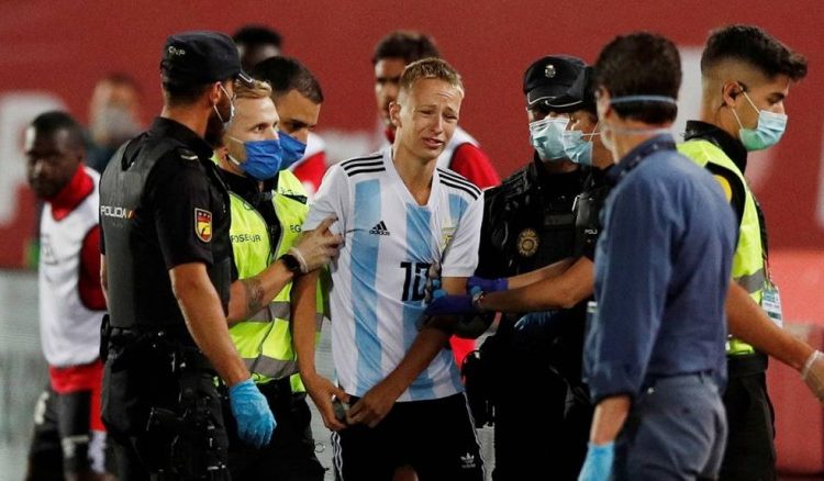 La Liga interpondrá acciones penales a espontáneo que quiso hacerse foto con Messi