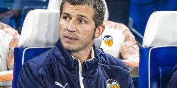 El Valencia destituye a Albert Celades tras alejarse de zona Champions