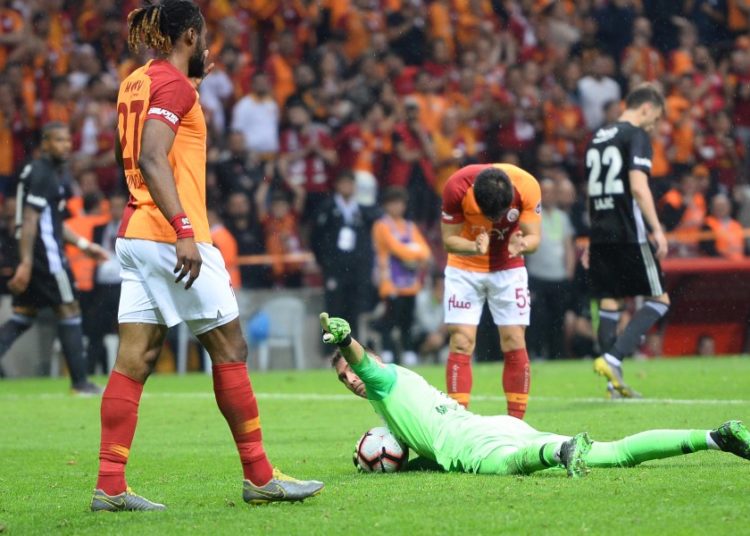 Imágenes dramáticas: Un arquero que sonó para Boca sufrió una lesión brutal